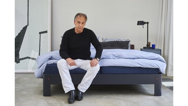 איש על אנשים שנחים על שולחן קטן ליד ניקוי קל לשולחן לצד של מיטת מתכווננת AUPING Auronde 