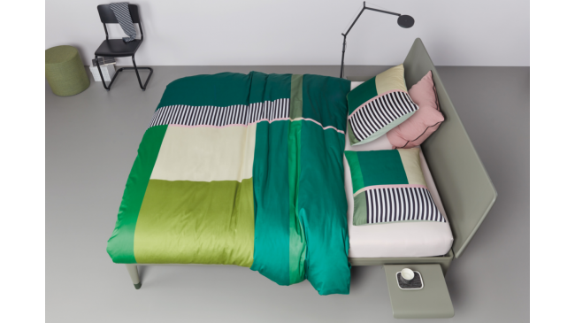 מיטה זוגית עם עיצוב מינימליסטי חכם