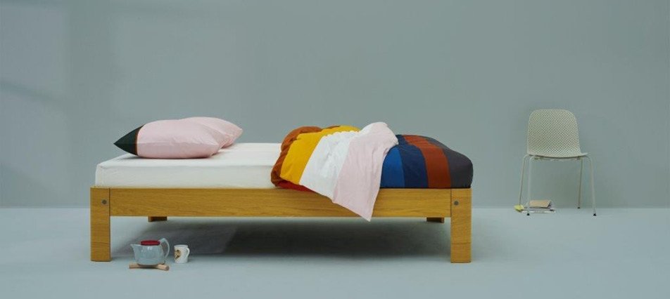 צד של מיטת מתכווננת AUPING Auronde בחדר